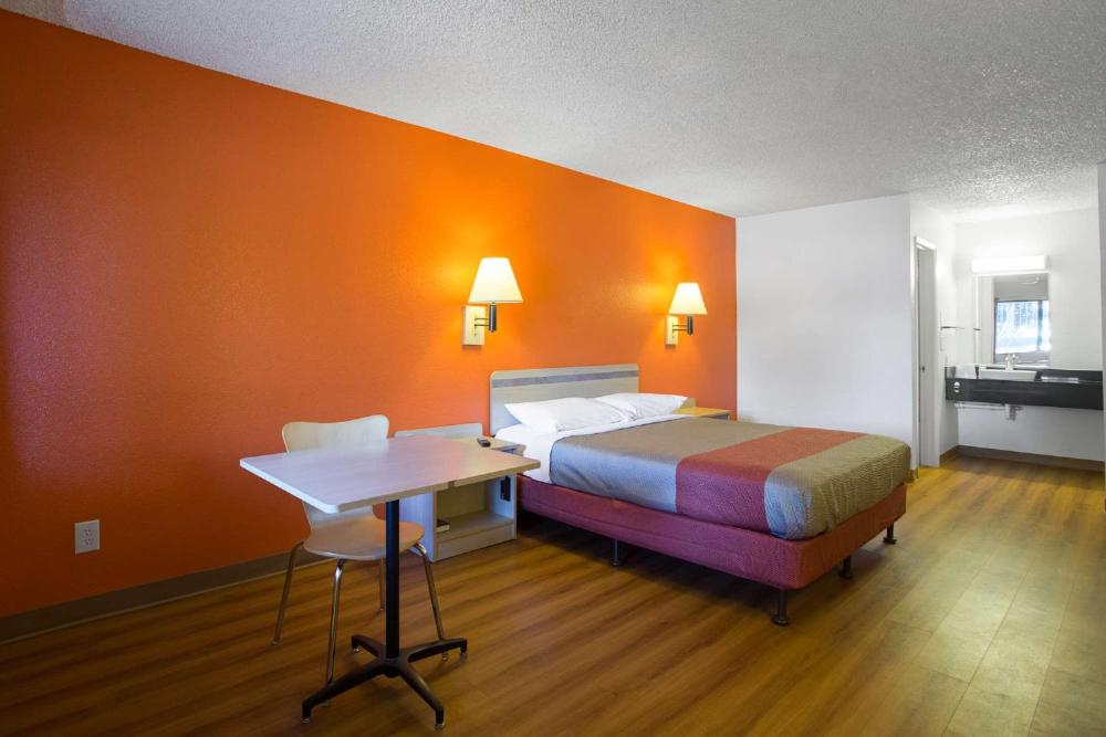 Queen Room interior